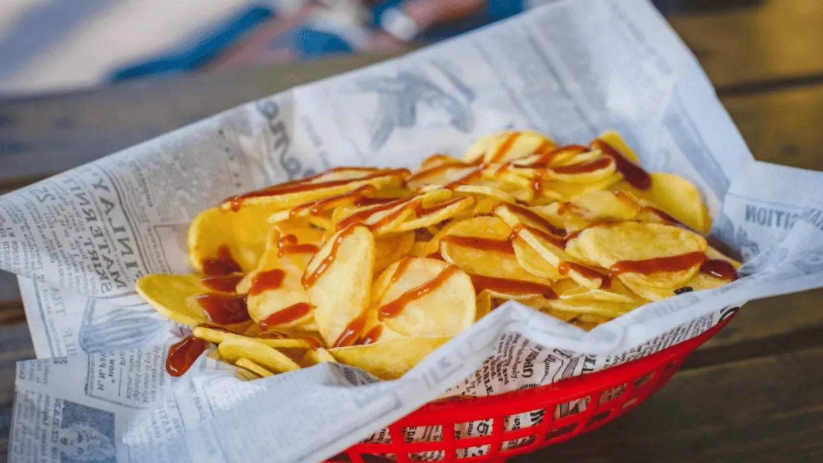 bizarre-shop-banner-asks-customers-to-decide-preferred-chips-flavour-from-home-konsa-lays-lu-sochna-mana-hai